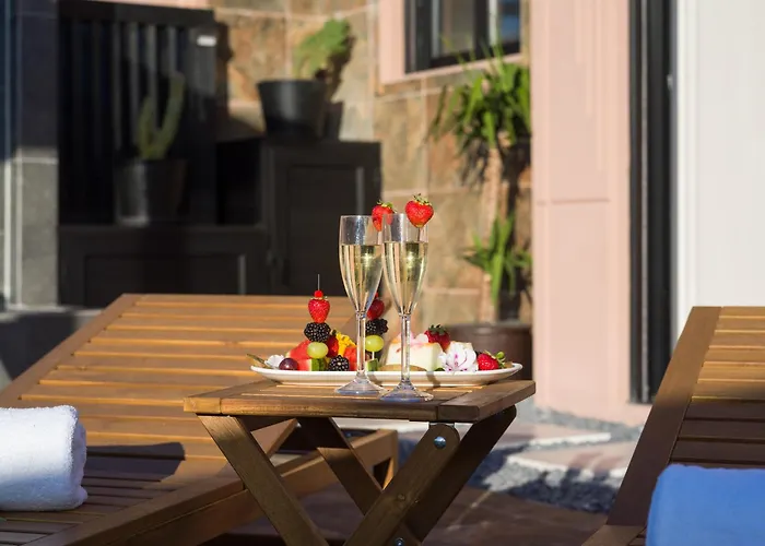 Giraud I - Luxurious Secluded Villa Next To The Sea