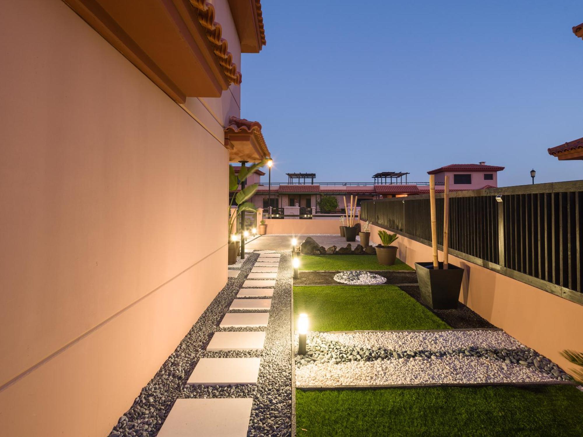 Giraud I - Luxurious Secluded Next To The Sea Villa *