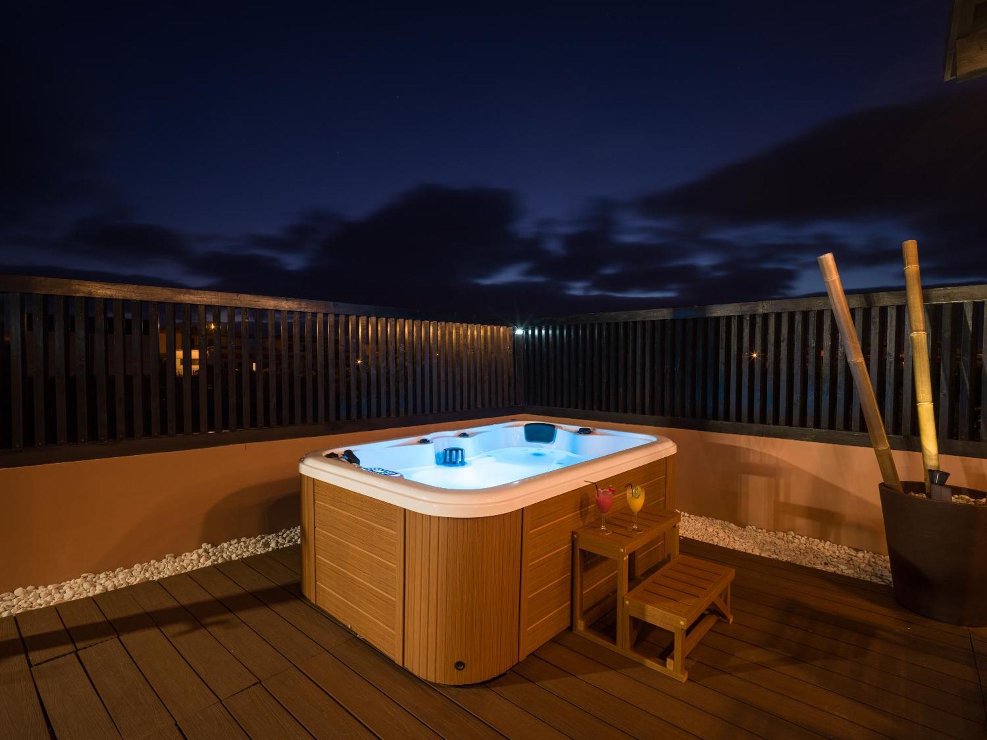 Giraud I - Luxurious Secluded Next To The Sea *