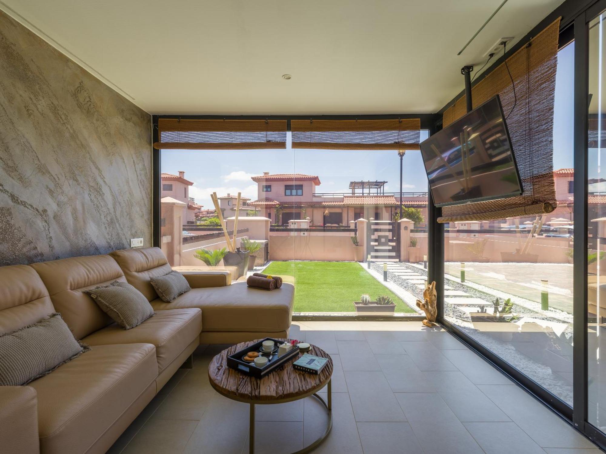 Villa Giraud I - Luxurious Secluded Next To The Sea