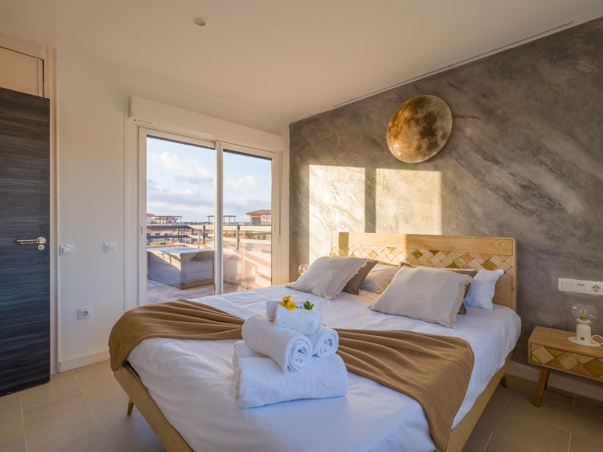 Giraud I - Luxurious Secluded Next To The Sea Villa