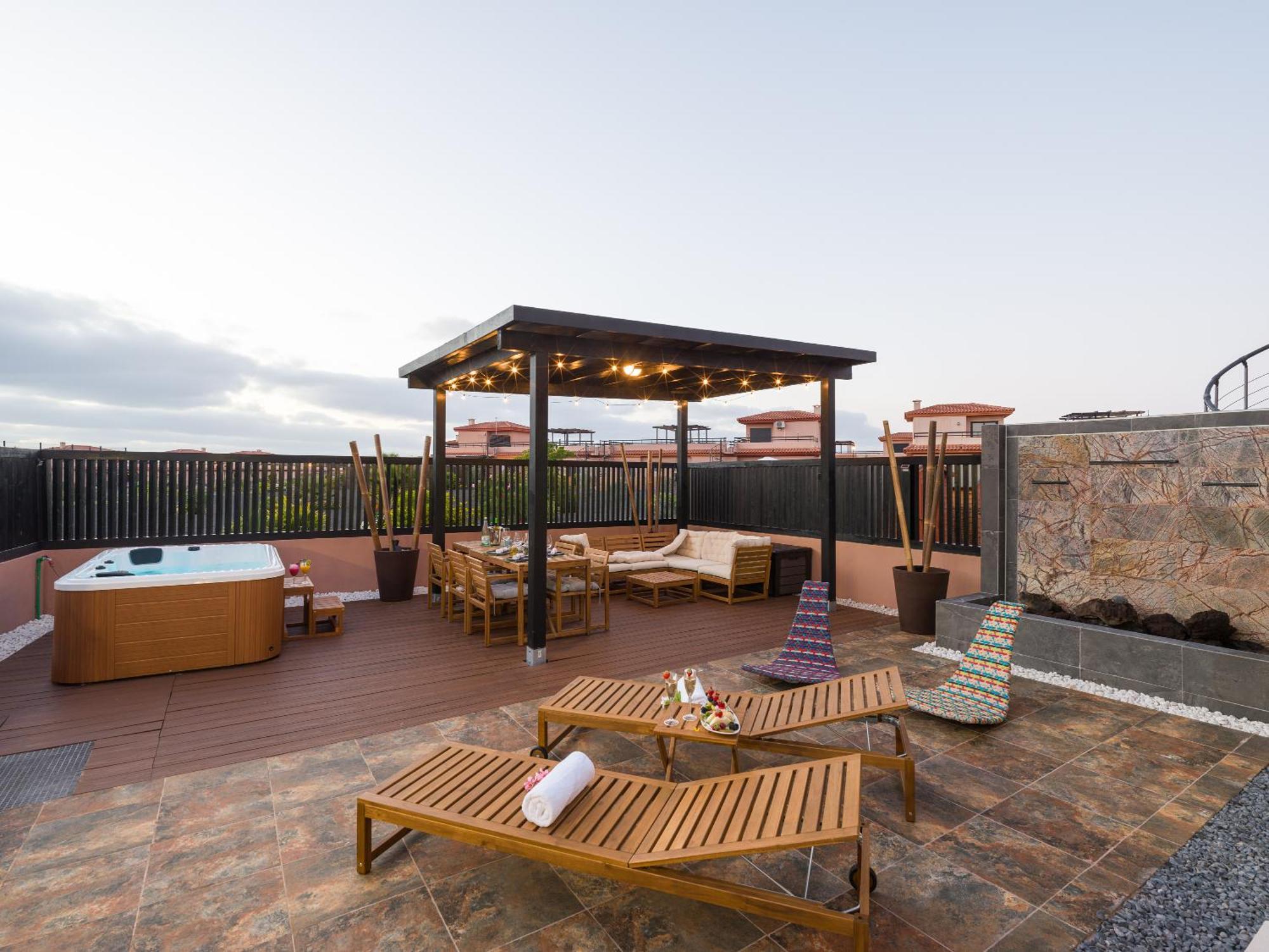 Giraud I - Luxurious Secluded Next To The Sea Villa